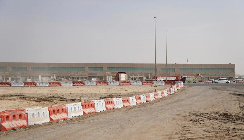 حواجز طرق بلاستيكية على طول طريق منحنٍ في منطقة المفرق الصناعية، أبوظبي
